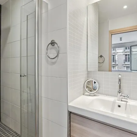 Authentique Design Dans L'auteuil By Weekome Apartamento